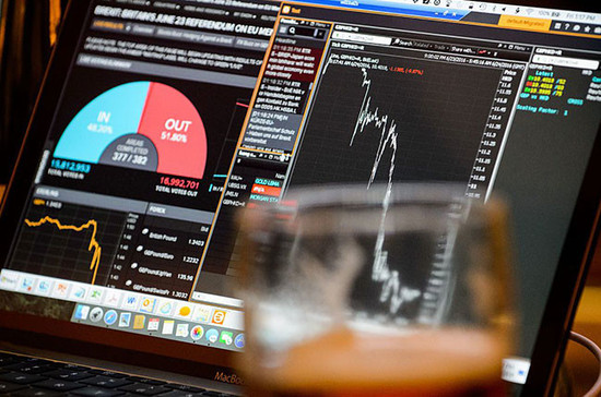 Image: Investors watch sterling plunge after Brexit vote draws near. Photo credit: Anthony Wallace / AFP / Getty