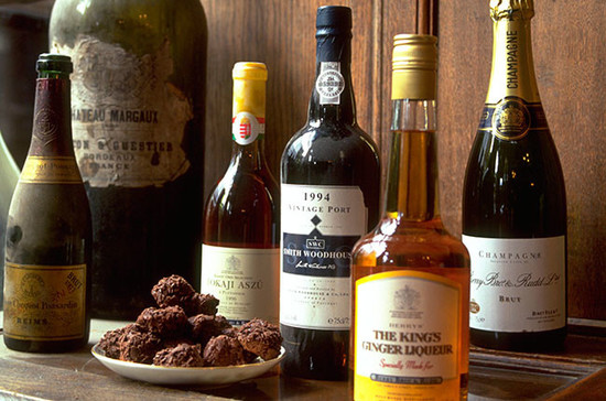 有没有想过用松露巧克力蘸着“马德拉酒Madeira”和“波特酒Port”吃呢? 图片来源:timeincukcontent.com
